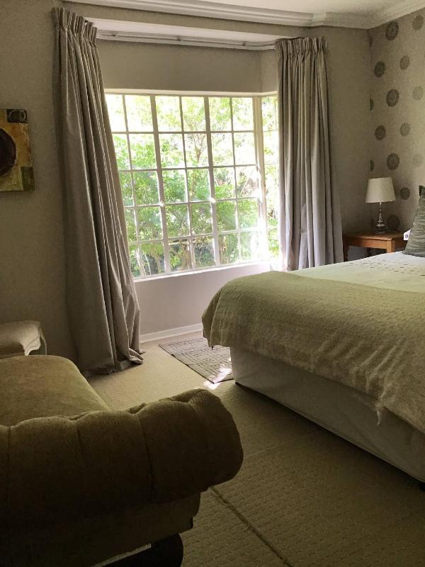 Fully Furnished 3 Bedroom House In in Pentagon Park Bloemfontein - image 8