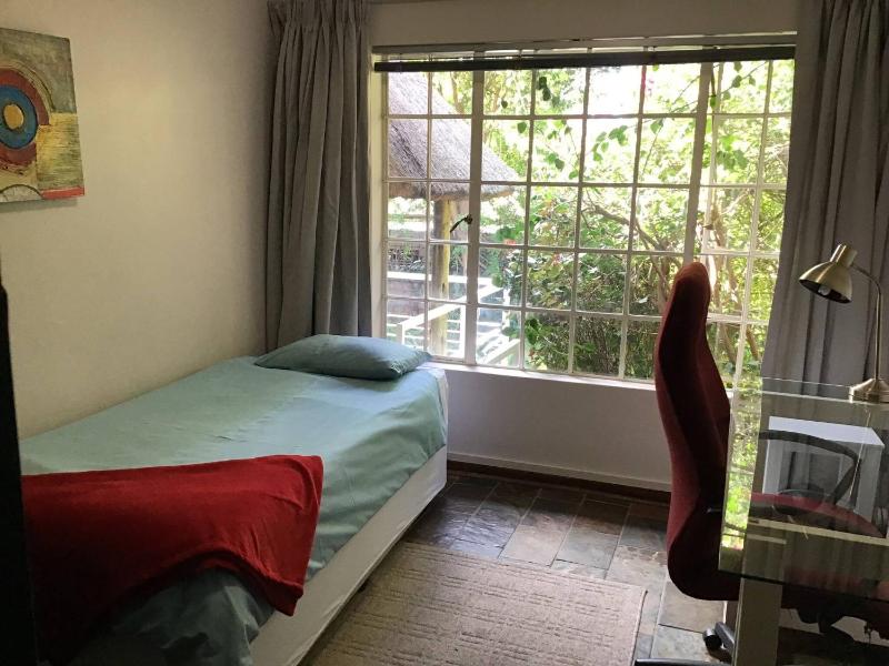 Fully Furnished 3 Bedroom House In in Pentagon Park Bloemfontein - image 3