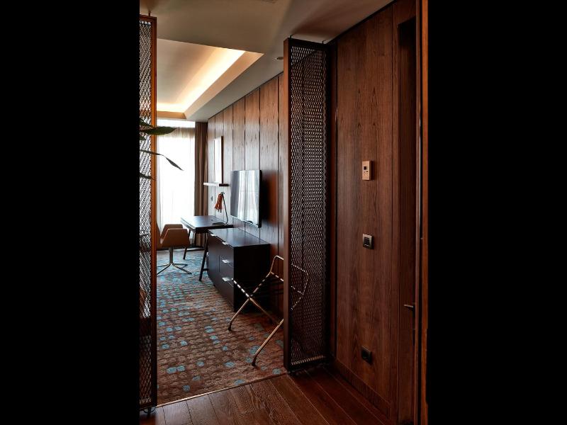 King Suite with Balcony image 4