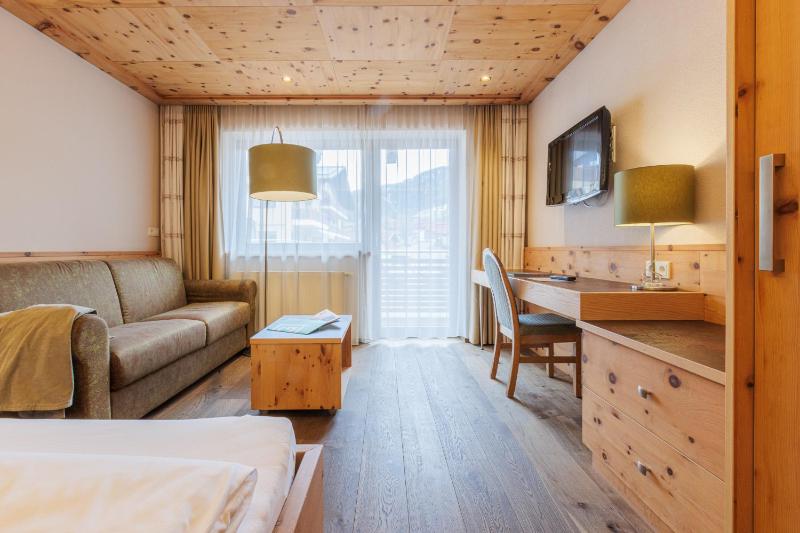 Deluxe Double Room with Balcony image 2