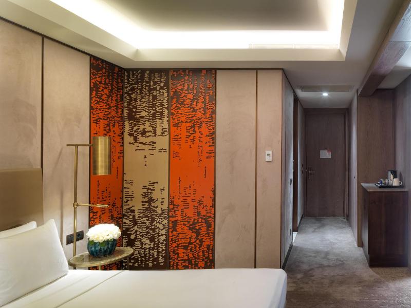 Standard Double Room image 4