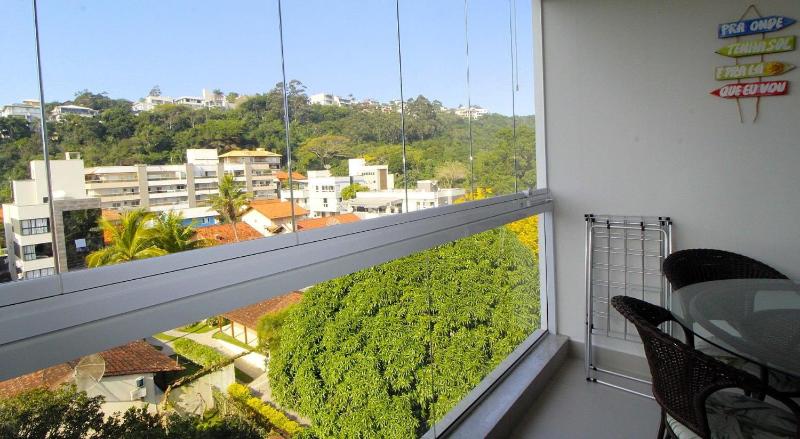 1077 Excelente opção com duas suítes no centro de Bombinhas - image 16