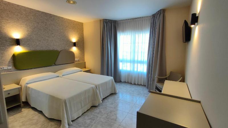 Deluxe Twin Room image 1