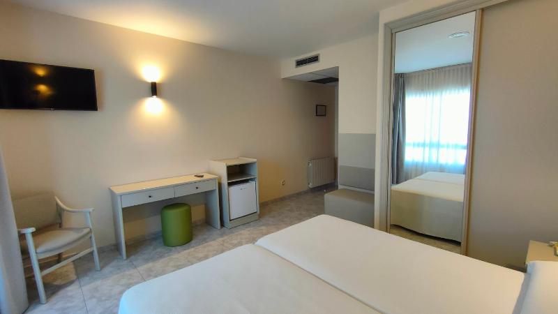 Deluxe Twin Room image 3