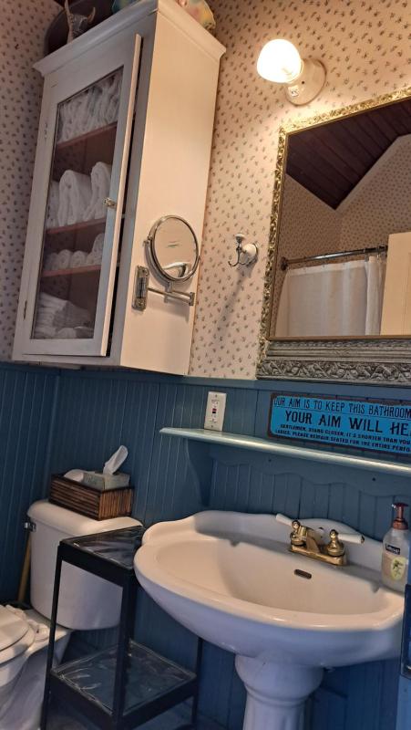 Queen Room with Shared Bathroom image 2