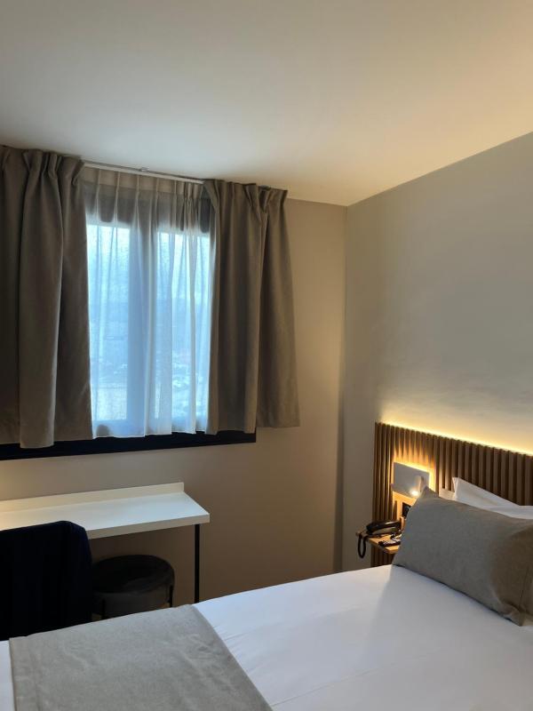 Classic Double Room image 4