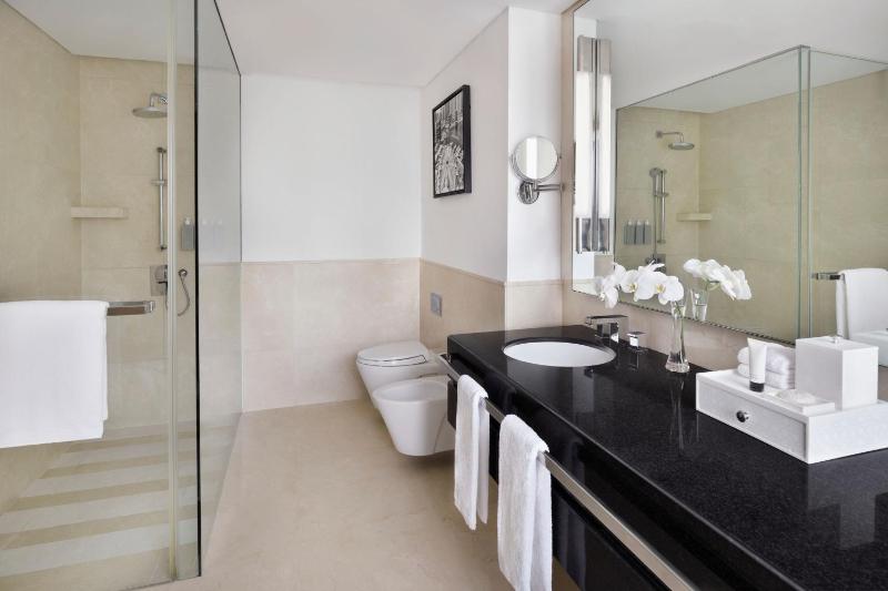 Deluxe Marina View Room, King Bed, Including direct access to Dubai Marina Mall & Marina Walk image 4