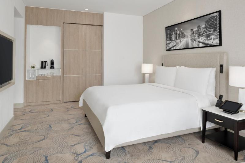 Deluxe Marina View Room, King Bed, Including direct access to Dubai Marina Mall & Marina Walk image 3