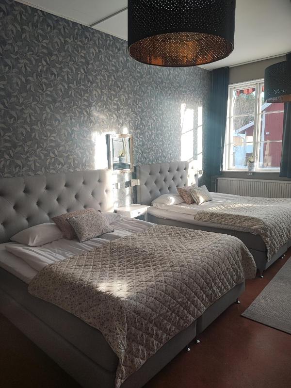Quadruple Room with Two Double Beds and shared Bathroom image 1
