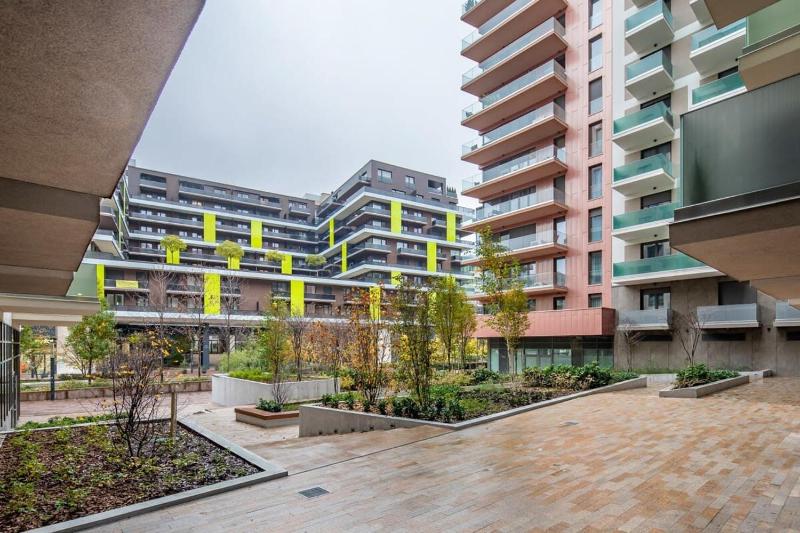 Modern bright central place with terrace - image 8