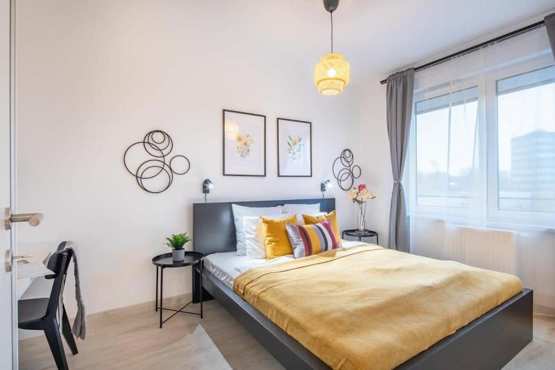 Modern bright central place with terrace - image 13