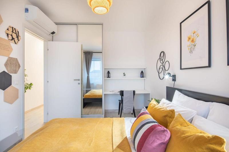 Modern bright central place with terrace - image 5