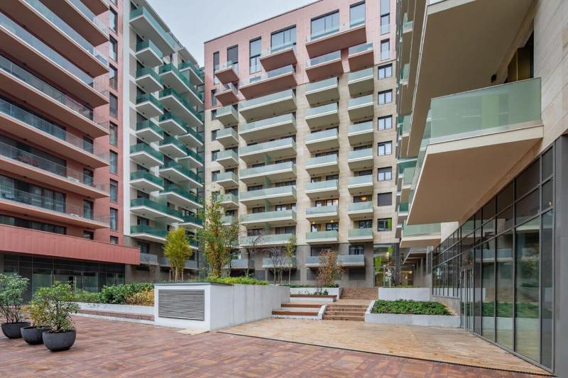 Modern bright central place with terrace - image 3