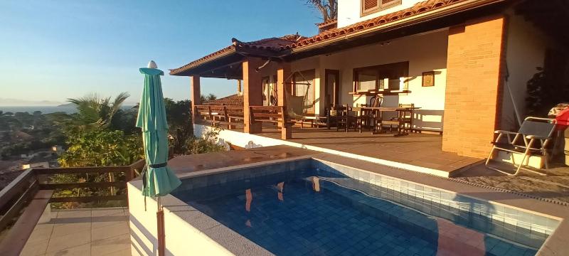 Casa 3 suites com ar, piscina e vista do mar, pátio compartilhado Images