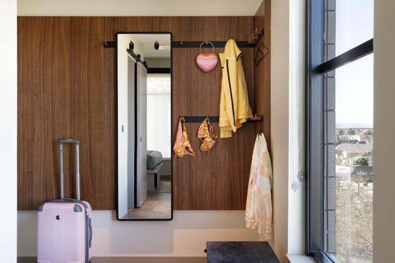 Guest Room with  1 Queen Bed, Corner room image 4