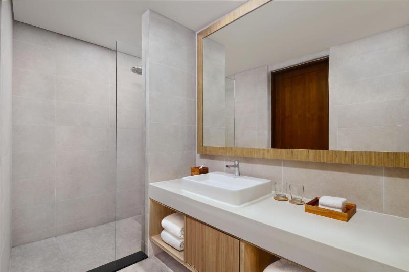 Deluxe Premier Room, Guest room, 1 King, Garden view, Balcony with  Free Mini Bar, Daily Shuttle to Monkey Forest, Daily Yoga, Free Bike to borrow,  Free Family Activity and 24 Hour access to Motion Fitness Center image 2