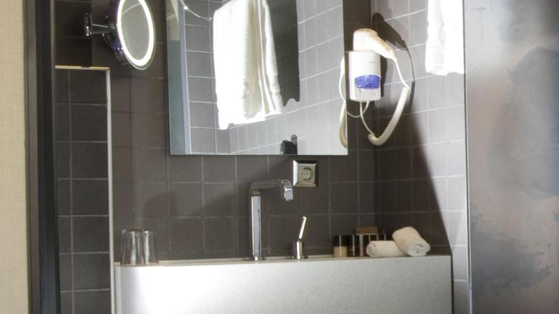 Deluxe Double Room with Sea View image 2