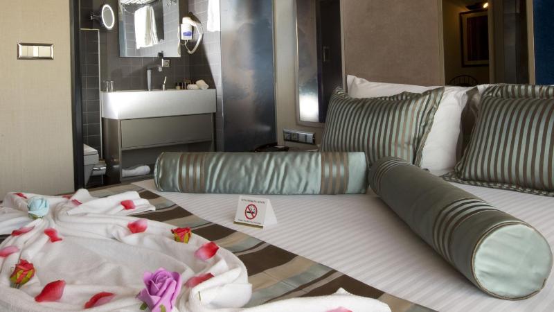 Deluxe Double Room with Sea View image 4