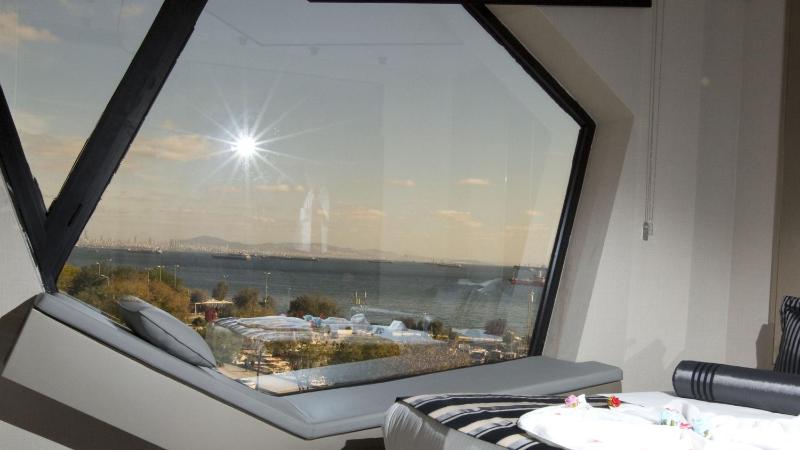 Deluxe Double Room with Sea View image 3