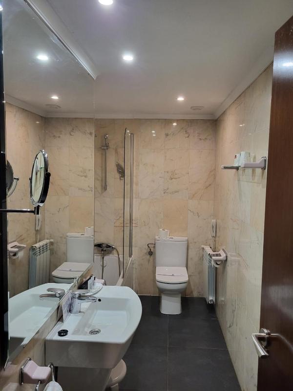 Triple Room (2 Adults + 1 Child) image 2