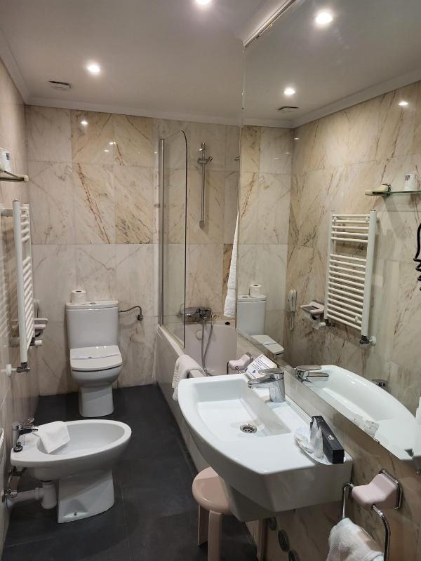 Triple Room (2 Adults + 1 Child) image 1