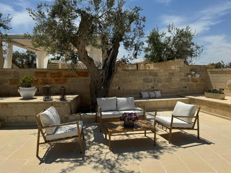 Suite with En-suite Pool image 3