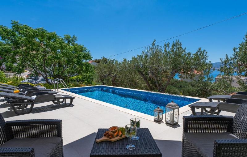 New! Villa Verde with 4 en-suite bedrooms, private pool, 200m from sandy beach Images