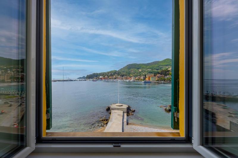 Double or Twin Room with Sea View and Beach Access image 3