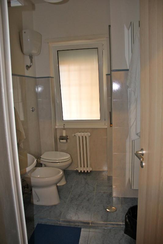 Twin Room with Bathroom image 2