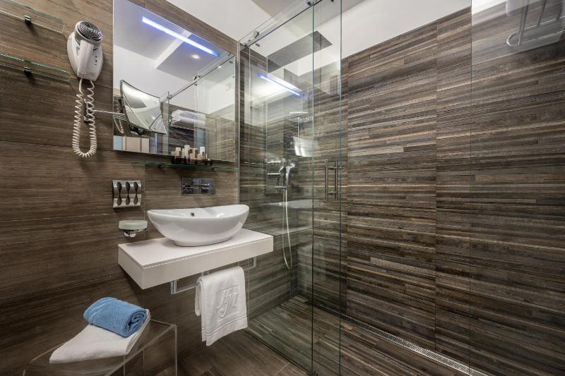 Double or Twin Room with Sea View and Beach Access image 2