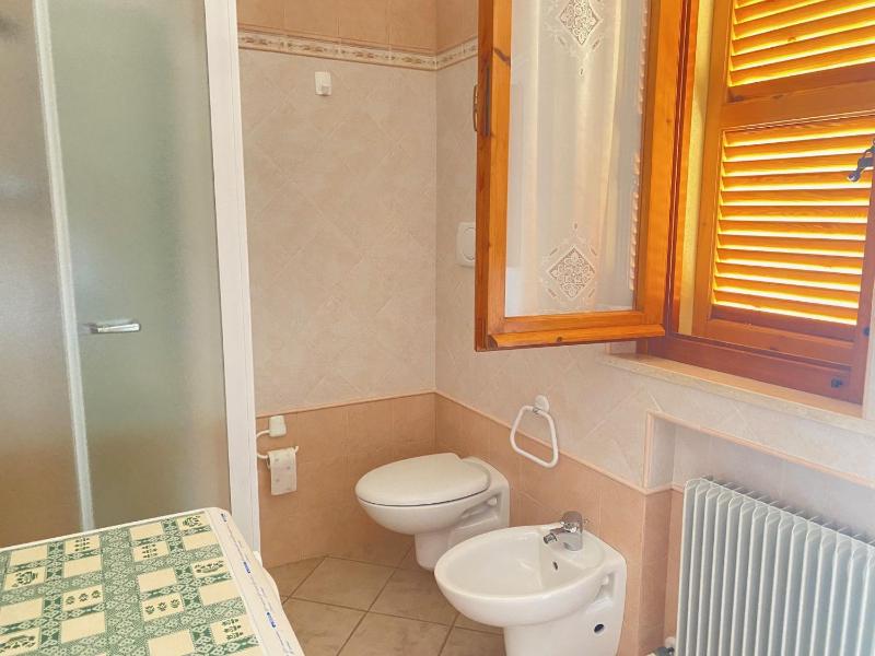 Numana 600 mt mare trilocale con ampia terrazza vista mare - image 2
