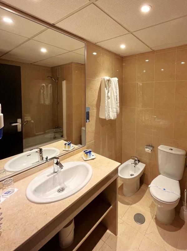 One-Bedroom Apartment with Pool View (3-4 Adults ) image 4