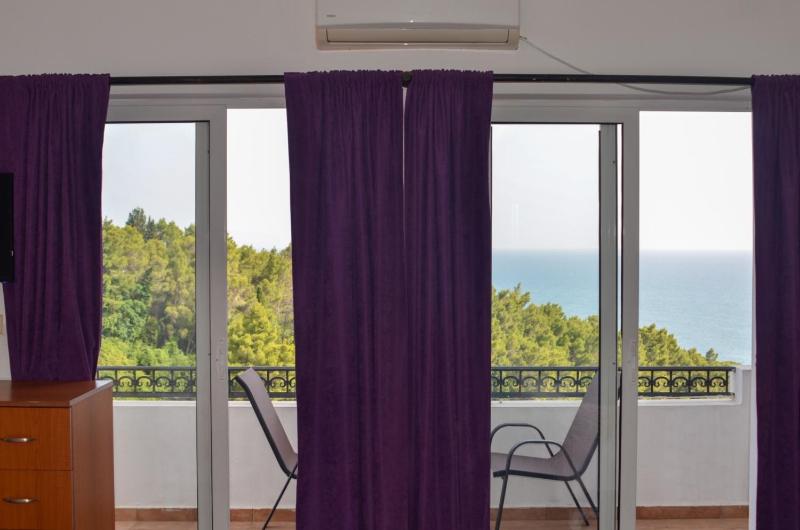 Quadruple Room with Balcony and Sea View image 4