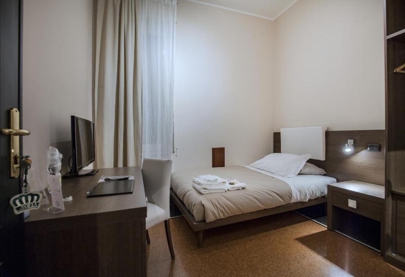 Single Room image 4