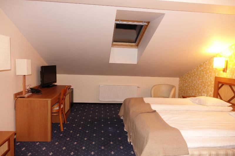 Economy Double Room image 3