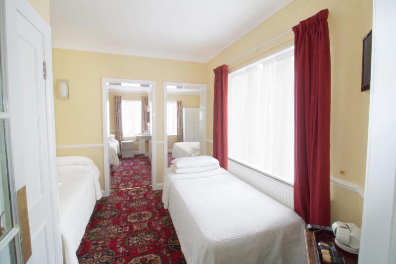 Family Room (5 Adults) image 3