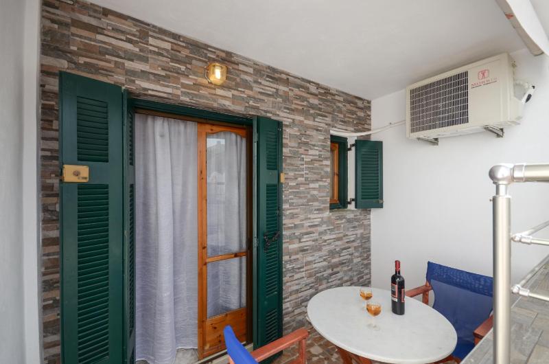 King Room with Pool View Semi-Basement image 4