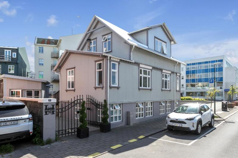 Cozy Studio Apartment in the Heart of Reykjavik - image 1