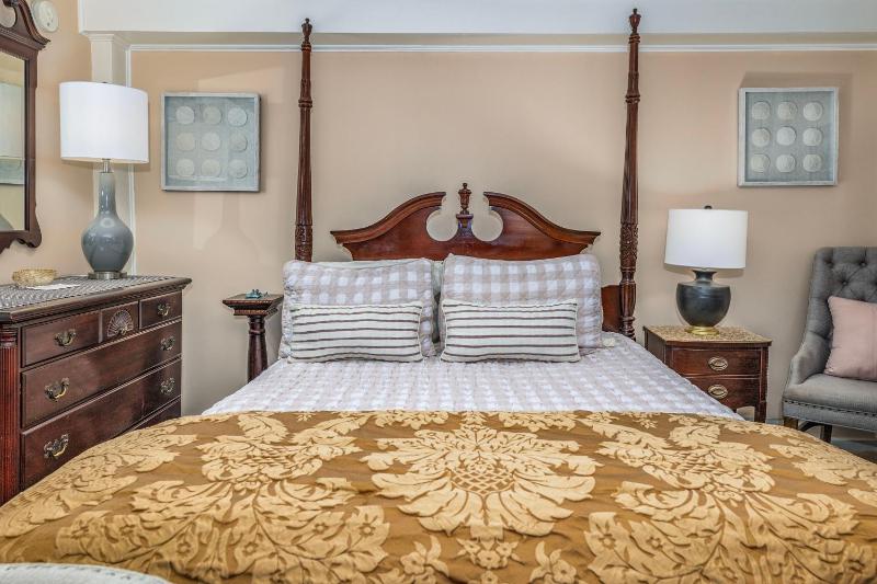 Queen Room image 4