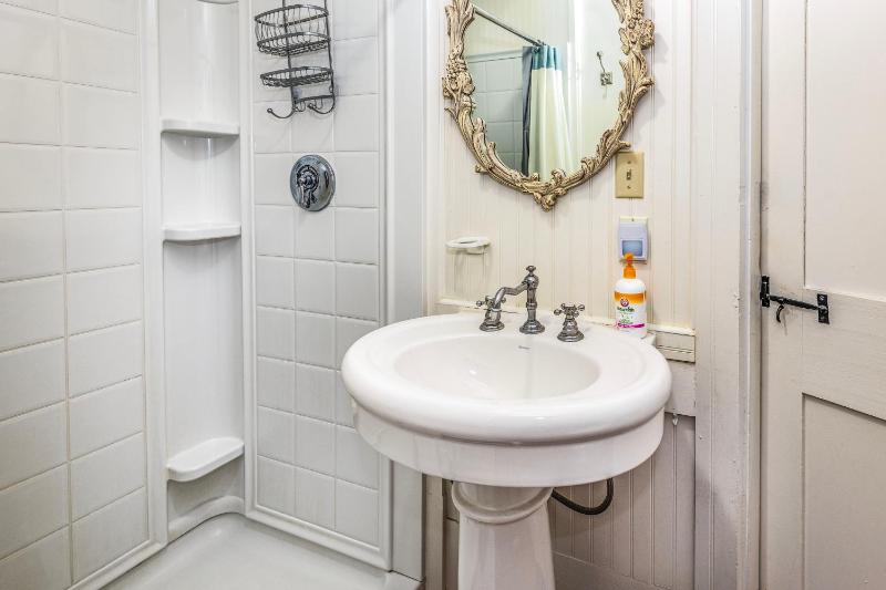 Standard King Room image 2