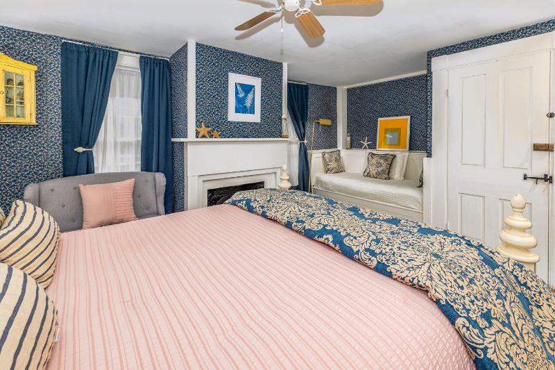 Queen Room with External Private Bathroom image 4