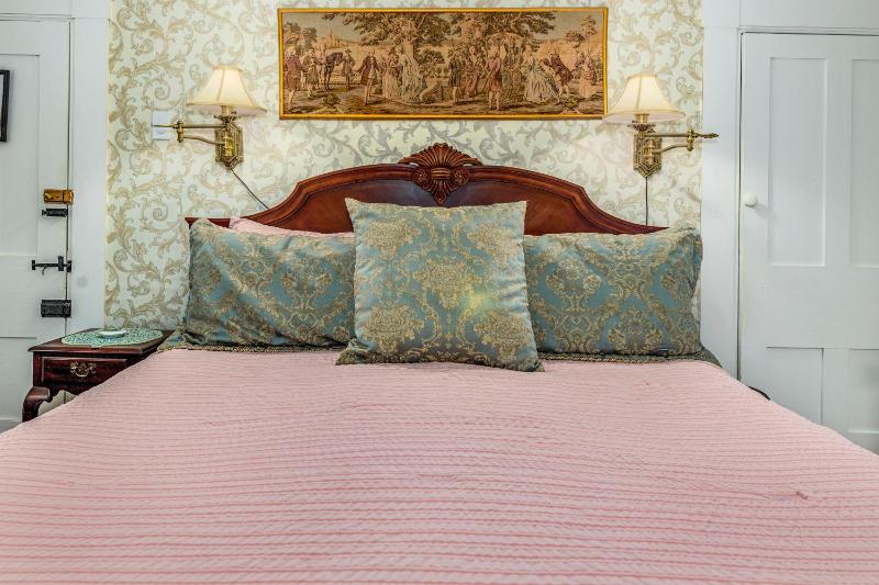 Standard King Room image 4