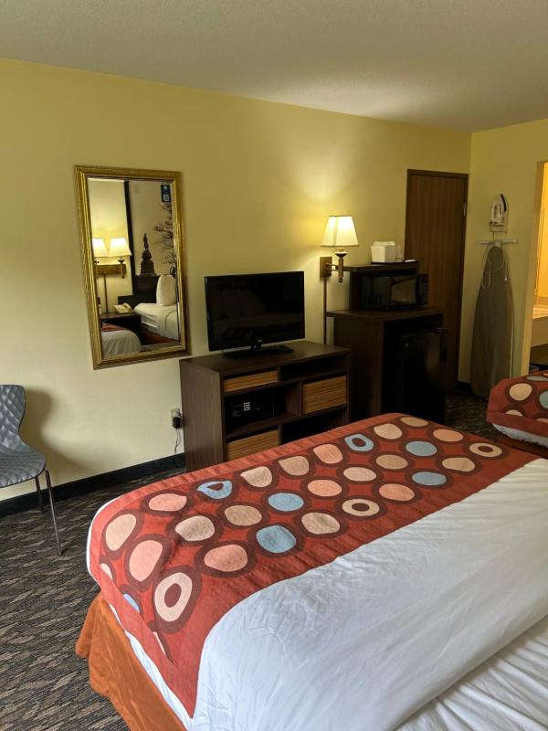 Queen Room with Two Queen Beds - Non-Smoking image 4