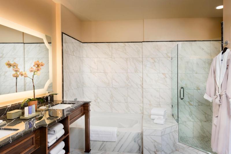 One-Bedroom King Suite image 3