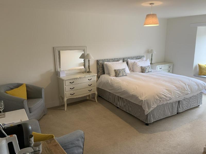 Deluxe Twin Room image 3