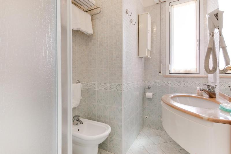 Deluxe One-Bedroom Apartment image 2