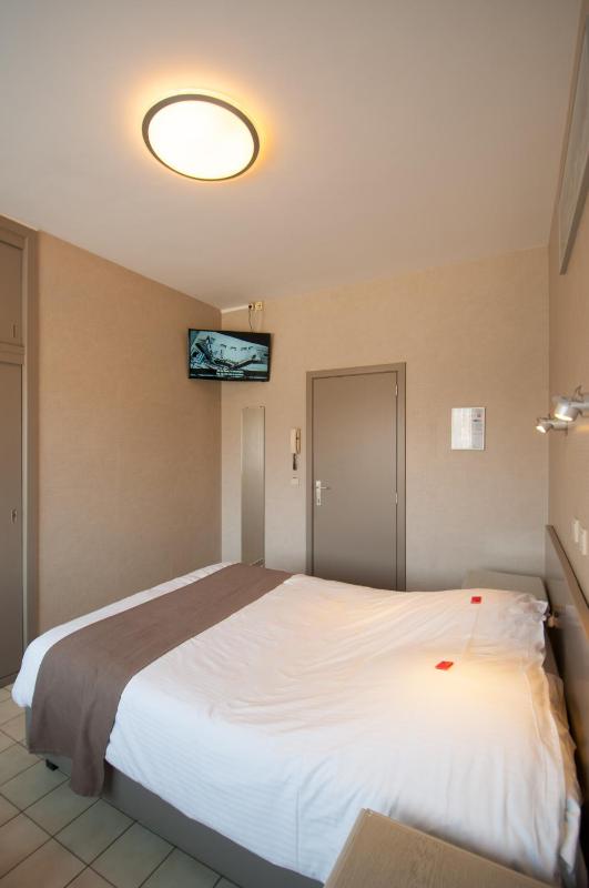 Large Single Room image 3