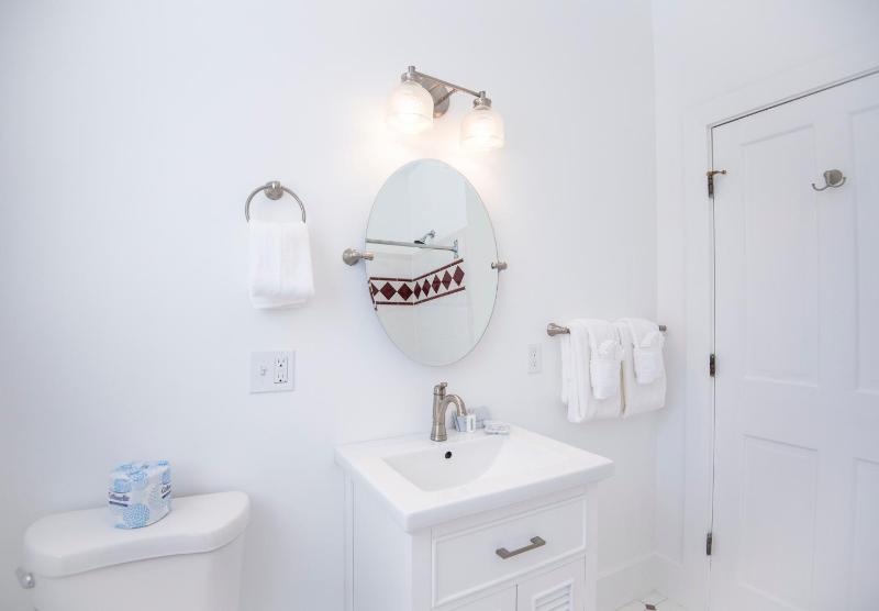 Queen w/ Detached Bathroom, Room 13 image 2