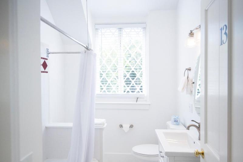 Queen w/ Detached Bathroom, Room 13 image 4
