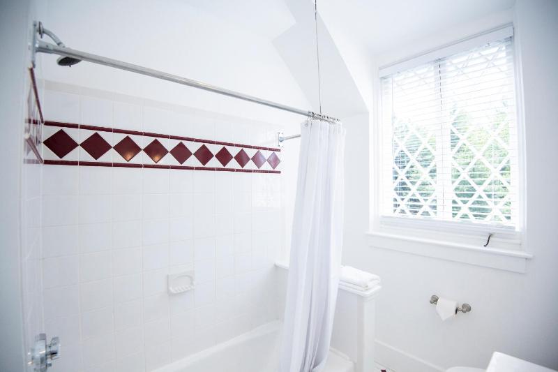 Queen w/ Detached Bathroom, Room 13 image 3